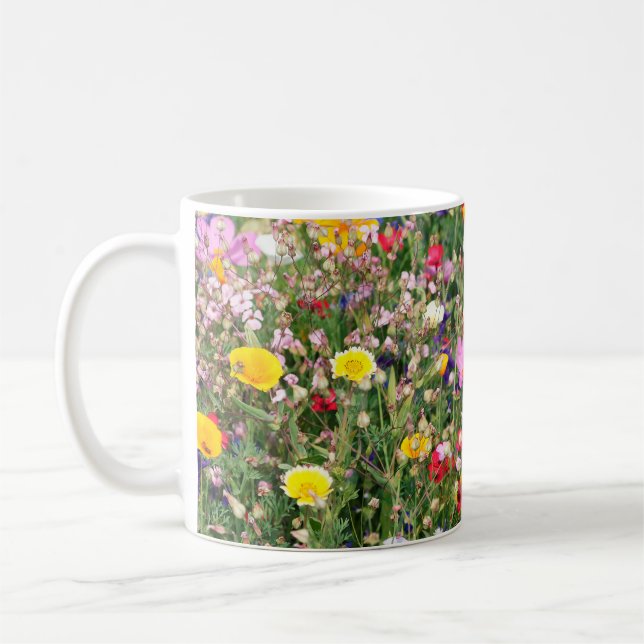 vackra färgade ängar av vild blommor kaffemugg (Vänster)
