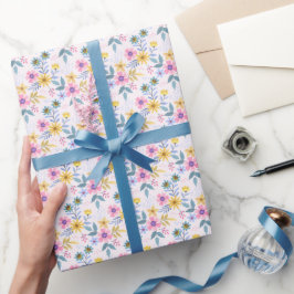 Vackra färgade blommor som omsluter pappra presentpapper
