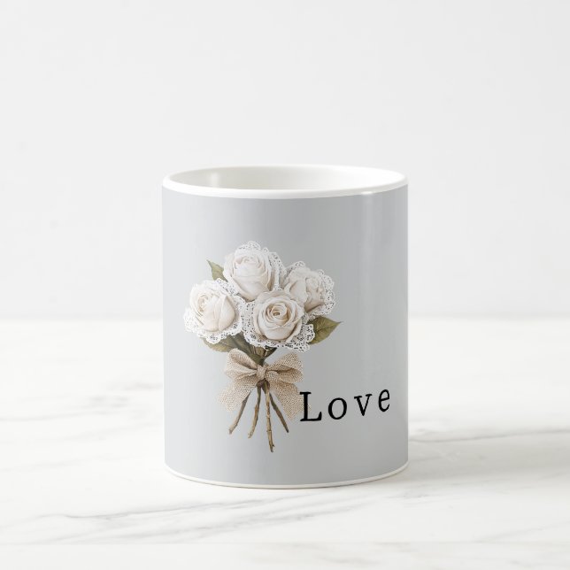 Vackra grå falska spets vita rosor blommig kaffemugg (Center)
