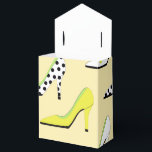 Vackra gula klackar presentaskar<br><div class="desc">Letar du efter en glamourös presentask? Då är sökandet över. Den här presentasken har moderna högklackade skor i flera färger på gul bakgrund. Några av klackarna är gula, andra vita och några med prickmönster. Blir en fin detalj på en bröllopsfest, födelsedagsfest eller andra snygga evenemang. Beställ din idag! Originalkonst skapad...</div>