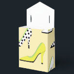 Vackra gula klackskor presentaskar<br><div class="desc">Letar du efter en glamourös förmånslåda? Sökandet är över. Denna förmånslåda har moderna högklackade skor i flera färger på en gul bakgrund. Några av klackarna är gula, andra vita och några med prickmönster. Blir en fin tillägg till en bröllopsfest, födelsedagsfest eller andra klassiska evenemang. Beställ din idag! Originalkonst skapad av:...</div>