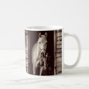 Vackra hästar och Rustic Brown Barn Kaffemugg
