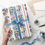 Vackra jordgubbar och Blommigt Möhippa Presentpapper<br><div class="desc">Vackra möhippans rullomslag pappra med jordgubbsbär och blommigt blå och vit rand.</div>