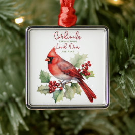 Vackra kardinaler visas när våra älskade kardinale julgransprydnad metall