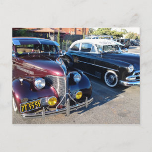Vackra klassiska bilar på bildisplayen vykort