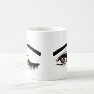 Vackra långa pisksnor som vinkar ögon med krona kaffemugg