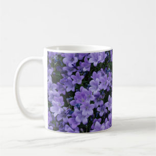 Vackra lila blommor kaffemugg