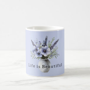Vackra lila violetta blommor i vas kaffemugg