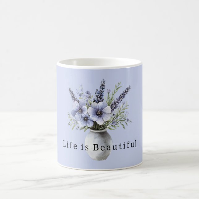 Vackra lila violetta blommor i vas kaffemugg (Center)