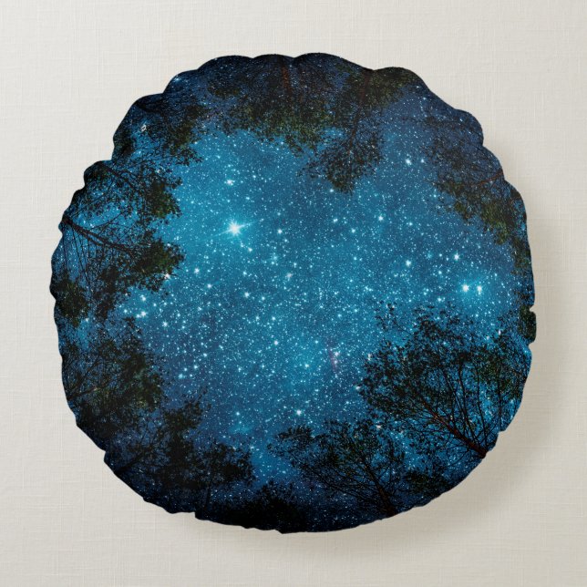 Vackra natten himlar, Milky Way och träd.  Rund Kudde (Framsidan)