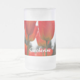Vackra röda tulpanblommor. frostat ölglas