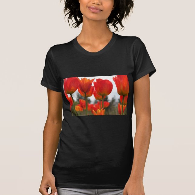 Vackra röda tulpanblommor. t shirt (Framsida)