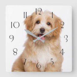 Vackra rödhajpuppen lycklig fyrkantig klocka