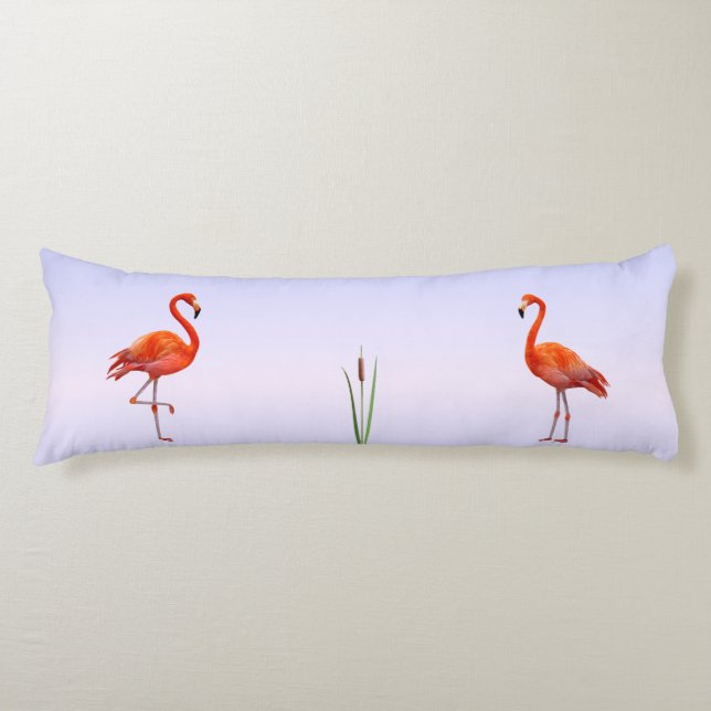 Vackra rosa flamingos på ljusblå nyanser kroppskudde (Framsidan)