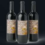 Vackra Rustic Wood Barrel och solblommor Vinflaska Etikett<br><div class="desc">🥇 EN ORIGINAL COPYRIGHT DESIGN AV Donna Siegrist, ENDAST TILLGÄNGLIG PÅ ZAZZLE! redot bröllop Food and Drink Labels (mat- och dryckesetiketter) gör att du kan anpassa dig. Innesluten i en land-ladugård där Mason burk och string ljus hänger över en bale av halmhö, ett vagnshjul och vackra gult solblommor. 📌 Om...</div>