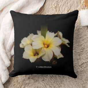 Vackra Satin Flowers på Black Kudde