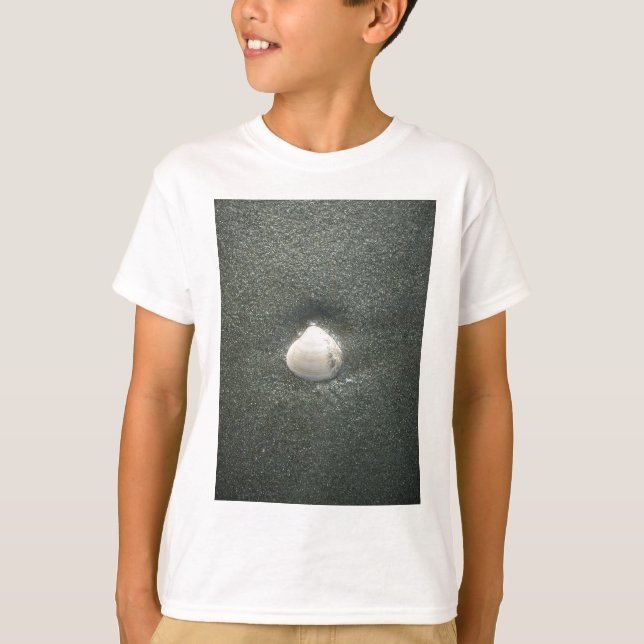 Vackra Seashell i Sand: A Salty Souvenir T-shirt (Framsida)