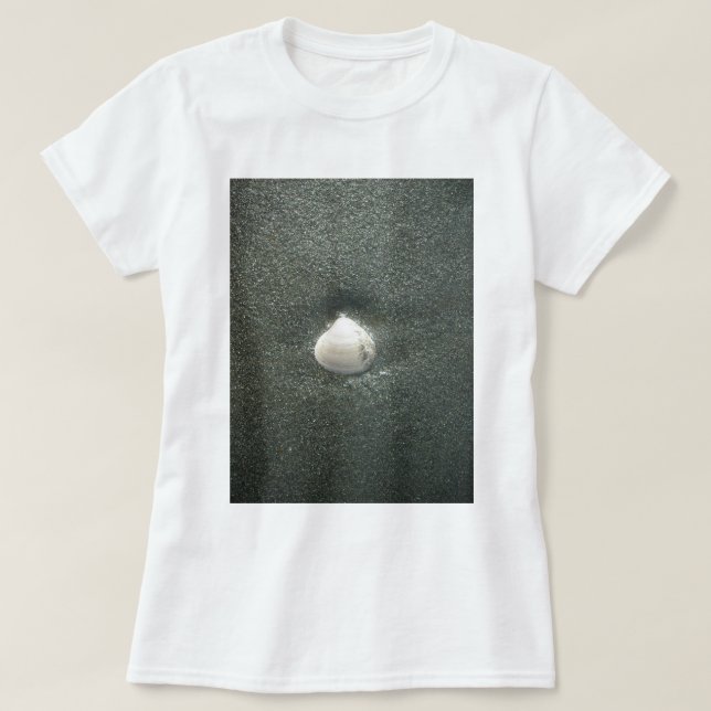 Vackra Seashell i Sand: A Salty Souvenir T-shirt (Design framsida)