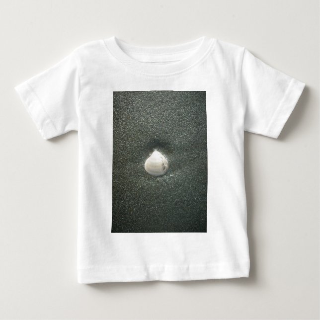 Vackra Seashell i Sand: A Salty Souvenir T-shirt (Framsida)
