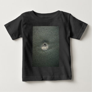 Vackra Seashell i Sand: A Salty Souvenir Tee