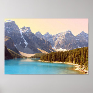 Vackra Sjö Moraine och bergen i Kanada Poster