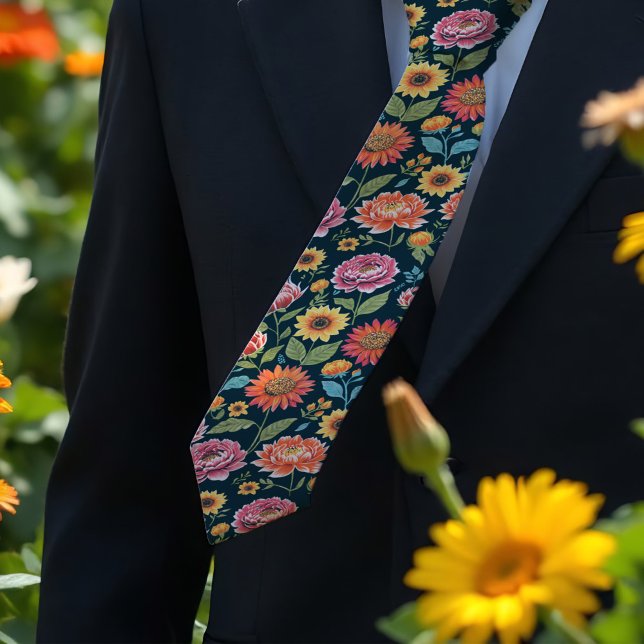 Vackra sommarblommor i färgglatt blommotiv på svar slips (Vibrant floral tie on black, for outdoor summer weddings or work. Great groom or groomsman gift.)