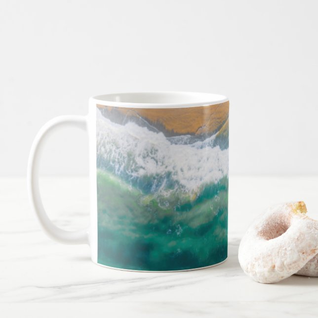 Vackra stranden, kristallblått hav kaffemugg (Med munk)