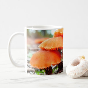 Vackra svampar i vild på hösten fält kaffemugg