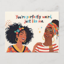 Vackra svarta kvinnor som ler tillsammans