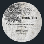 Vackra svarta och Grått Flowers Bröllop Runt Klistermärke<br><div class="desc">Jag hoppas att du njuter av de här underbara Bröllop Classic Round Stickers med det vackra Black and Grått Flowers på dem. Du kan ändra ALLA PERSONLIGA UPPGIFTER på Rundans fästpunkter så att de passar dina behov. Njut! https://www.zazzle.com/store/dazzlingpaperitems</div>