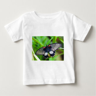 Vackra svarta, vita och röda fjäril t shirt