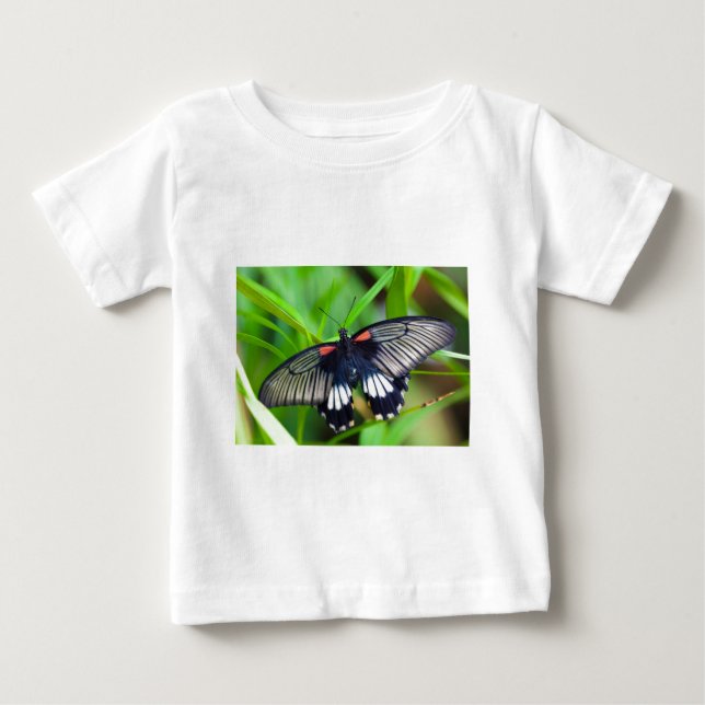 Vackra svarta, vita och röda fjäril t shirt (Framsida)