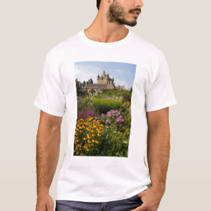 Vackra trädgårdar och berömt slott i Skottland T-shirt