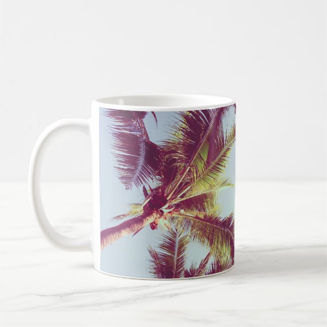 Vackra tropiska handflatan träd kring strandnära h kaffemugg (Vänster)