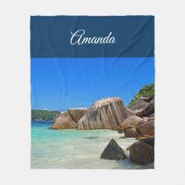 Vackra Tropiska havet med Rocky Beach Fleecefilt