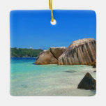 Vackra Tropiska havet med Rocky Beach Julgransprydnad Keramik<br><div class="desc">Ett prydnadsföremål med ett foto av en turkotisk blå havsstrand med stort sten utspridt längs kusten. Ljus och soligt tropiskt språk.</div>