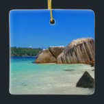 Vackra Tropiska havet med Rocky Beach Julgransprydnad Keramik<br><div class="desc">Ett prydnadsföremål med ett foto av en turkotisk blå havsstrand med stort sten utspridt längs kusten. Ljus och soligt tropiskt språk.</div>