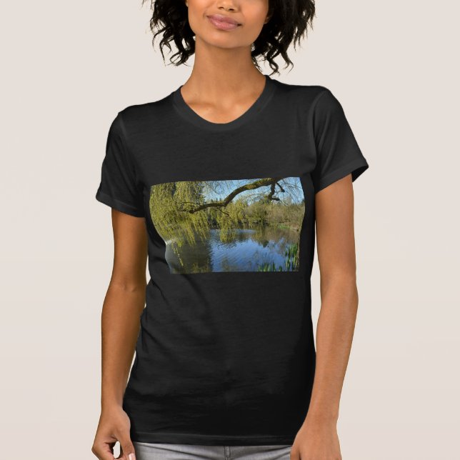 vackra vårpilträd vid vatten damm. t shirt (Framsida)