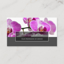 Vackra violetta rosa orchid-blommar på grått visitkort