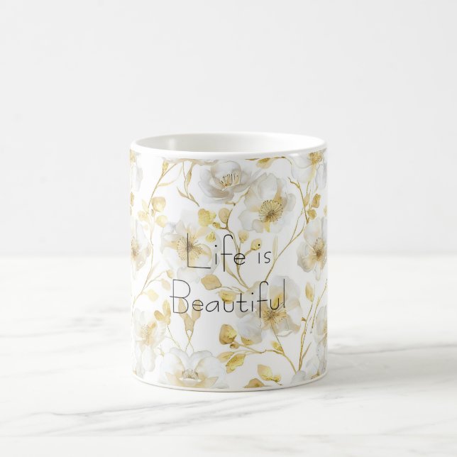 Vackra vita blommor i guld  kaffemugg (Center)