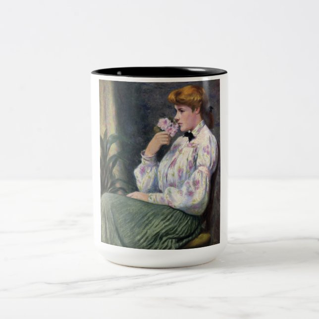 Vackra Woman Smelling Flowers' Scent (Reverie) Två-Tonad Mugg (Center)