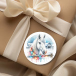 Vackrik White Horse på julhelgen Runt Klistermärke<br><div class="desc">Julklistermärken. Söt vattenfärgsvit häst bakom ett rostfritt staket med en lada i bakgrunden på en snövinterdag.</div>