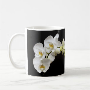 Vackvit Orchid med svart bakgrund Kaffemugg