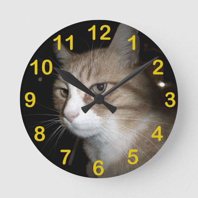 Vad är han tänkande? rund klocka (Framsida)