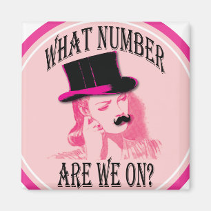 vad är numrerar vi på? Mustasch och top hat Magnet