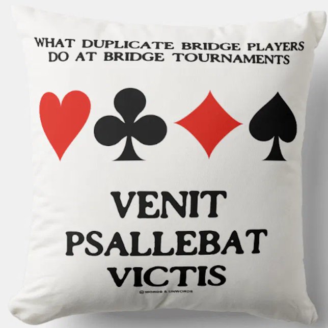 Vad dubbelbron gör Venit Psallebat Victis Kudde (Classic bridge saying throw pillow for any bridge player who plays in lots of bridge tournaments)
