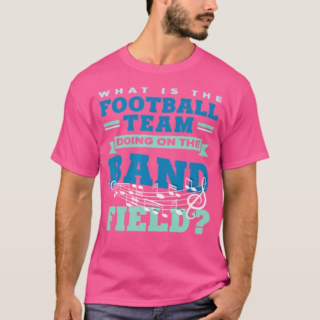 Vad gör fotbollsgruppen på Band Fält? T Shirt (Framsida)