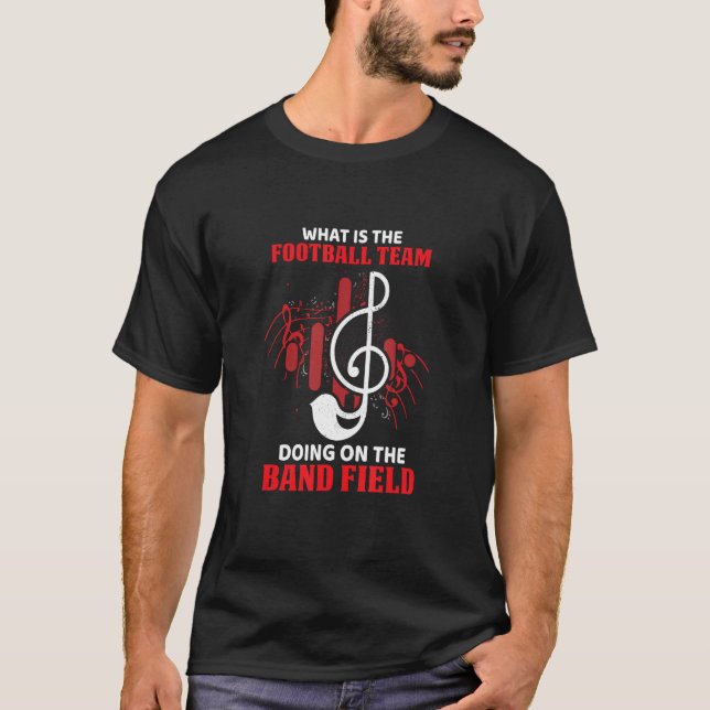 Vad gör fotbollsgruppen på Band Fält? T Shirt (Framsida)