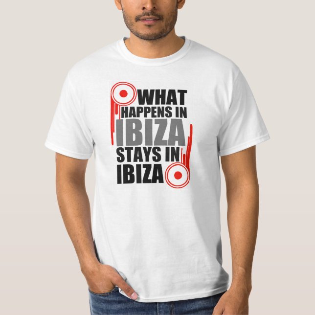 vad händer i ibizastag i ibizadesign t shirt (Framsida)
