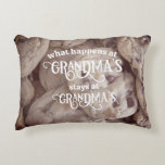 Vad händer på mormors stays på mormors foto? prydnadskudde<br><div class="desc">Gör denna jul verkligen oförglömlig med vår personlig dekorativ kudde bara för mormor. Vem som helst med barn vet, vad som händer vid mormors vistelse på mormors? Den här dubblan på sidan med fotokuddar innehåller personliger för att lägga till mormors namn - Nanny, Granny, Grammy, Memaw, Gigi eller alla namn...</div>